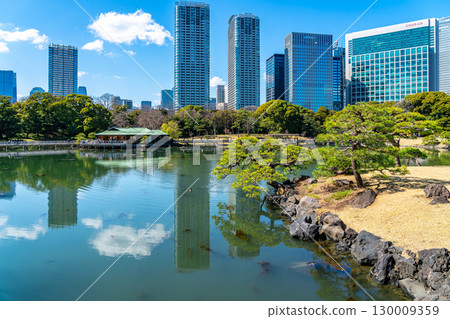 [東京] 被摩天大樓包圍的濱離宮恩賜庭園的潮汐池 130009359