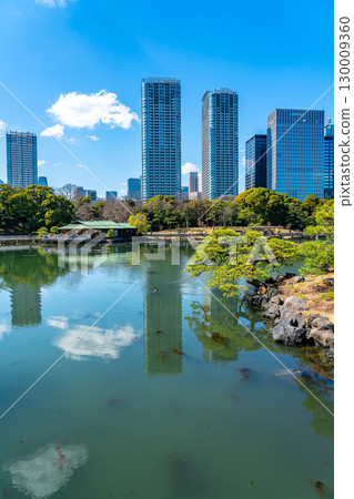 [Tokyo] The tidal pond at Hamarikyu Gardens, surrounded by skyscrapers 130009360