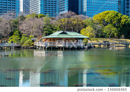 [東京] 濱離宮恩賜庭園潮池上的中島茶室 130009365