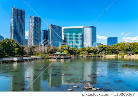 [東京] 被摩天大樓包圍的濱離宮恩賜庭園的潮汐池 130009367