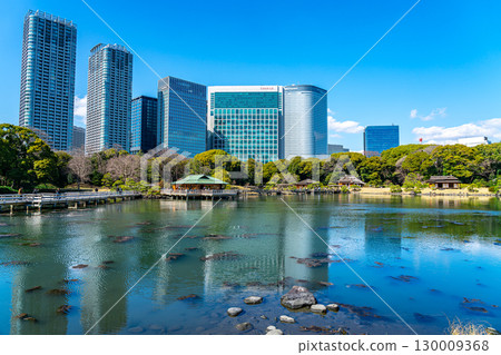 [Tokyo] The tidal pond at Hamarikyu Gardens, surrounded by skyscrapers 130009368