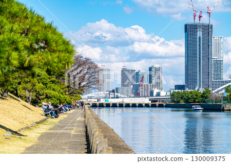 [Tokyo] Tsukiji Bridge and buildings seen from Hamarikyu Gardens 130009375