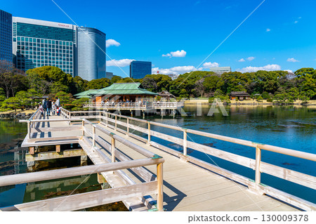[Tokyo] Nakajima Teahouse Floating on the Tidal Pond in Hamarikyu Gardens 130009378