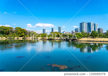 [Tokyo] The tidal pond at Hamarikyu Gardens, surrounded by skyscrapers 130009379
