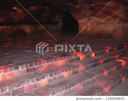 Pink rock salt floor A floor covered with Pakistani pink salt (pink rock salt) Pink rock salt floor A floor covered with Pakistani pink salt (pink rock salt) 130009691