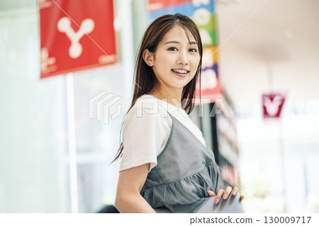在商業設施中工作的年輕女子的肖像 130009717