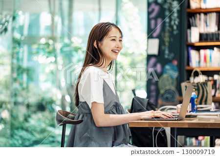 女大學生在圖書館學習 130009719