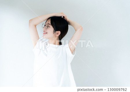 身穿 T 恤的女子肖像 130009762