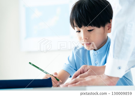 Elementary school boy studying 130009859