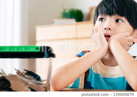 一個男孩正在觀察一隻鍬形蟲 130009870