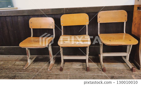 教室裡排成一排的三把椅子 130010010
