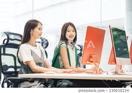 在製作公司工作的年輕職業女性 在製作公司工作的年輕職業女性 130010154