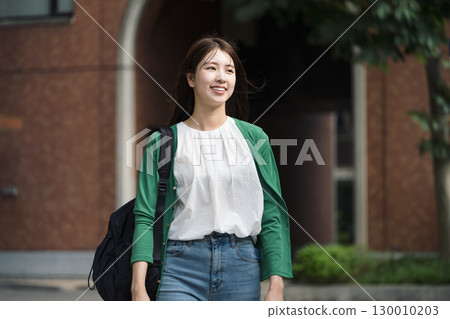 一名女大學生獨自在學校行走 一名女大學生獨自在學校行走 130010203