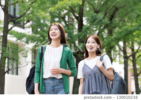 年輕女子朋友出去玩 130010238