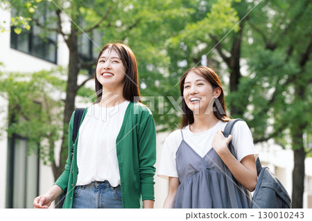 年輕女子朋友出去玩 130010243