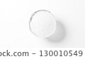 白色背景上漂浮的水球。水滴。 3D（水平） 130010549