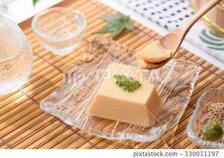 Refreshing summer Japanese cuisine: Egg tofu and condiments served in a clear glass dish. A refreshing and elegant dish image. 130011197