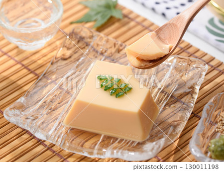 清爽夏日日式料理：雞蛋豆腐和佐料盛放在透明玻璃盤中。清爽優雅的菜餚形象。 130011198