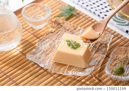 清爽夏日日式料理：雞蛋豆腐和佐料盛放在透明玻璃盤中。清爽優雅的菜餚形象。 130011199