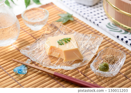 清爽夏日日式料理：雞蛋豆腐和佐料盛放在透明玻璃盤中。清爽優雅的菜餚形象。 130011203