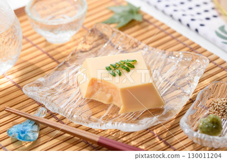 清爽夏日日式料理：雞蛋豆腐和佐料盛放在透明玻璃盤中。清爽優雅的菜餚形象。 130011204