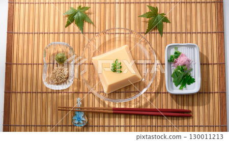 清爽夏日日式料理：雞蛋豆腐和佐料盛放在透明玻璃盤中。清爽優雅的菜餚形象。 130011213