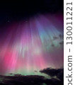 北歐夜空中的粉紅色和綠色極光 130011221
