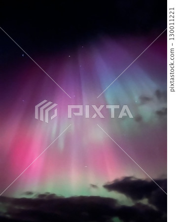 北歐夜空中的粉紅色和綠色極光 北歐夜空中的粉紅色和綠色極光 130011221