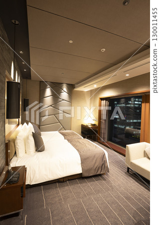 High-rise luxury hotel suite bedroom (room space with night view) High-rise luxury hotel suite bedroom (room space with night view) 130011455