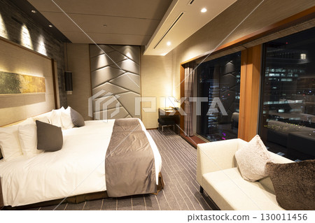 High-rise luxury hotel suite bedroom (room space with night view) High-rise luxury hotel suite bedroom (room space with night view) 130011456