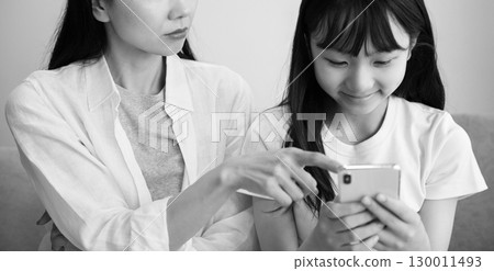 一位母親責罵沉迷於智慧型手機的女兒的圖片 130011493