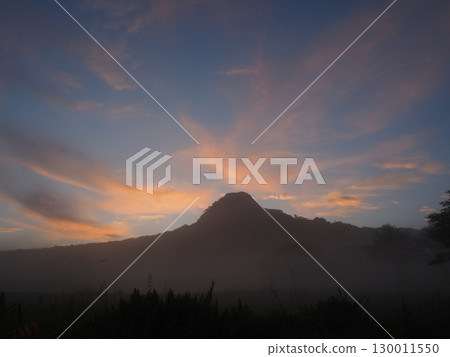Grassland and mountains a few minutes before sunrise (20250819050022) 130011550