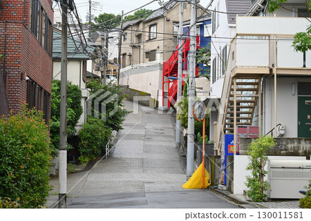 Tokyo's Steep Slope: Mikazukizaka (Akabane, Kita Ward, Tokyo) Tokyo's Steep Slope: Mikazukizaka (Akabane, Kita Ward, Tokyo) 130011581