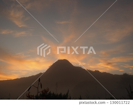 Grassland and mountains just before sunrise (20250819050327) 130011722
