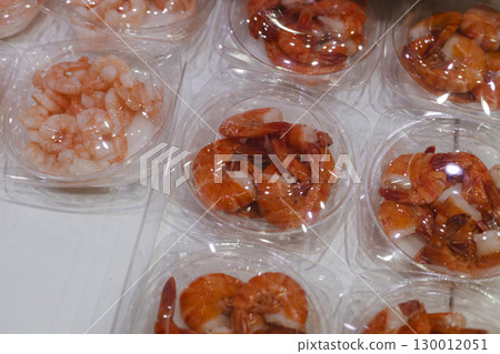 煮熟的蝦,去皮的蝦,包裝,在魚販處出售 煮熟的蝦,去皮的蝦,包裝,在魚販處出售 130012051