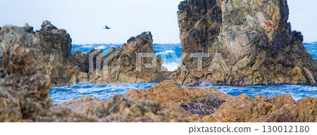 青森縣深浦町五能線附近的冬季海灘 130012180