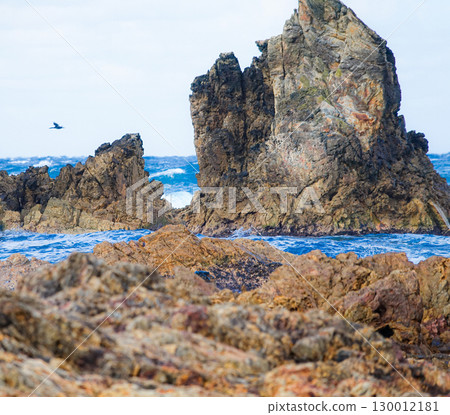 青森縣深浦町五能線附近的冬季海灘 130012181