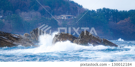 Winter beach near the Gono Line in Fukaura Town, Aomori Prefecture 130012184