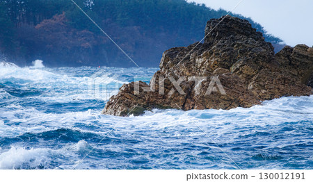青森縣深浦町五能線附近的冬季海灘 130012191