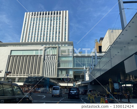 進入廣島站二樓的路面電車 130012424