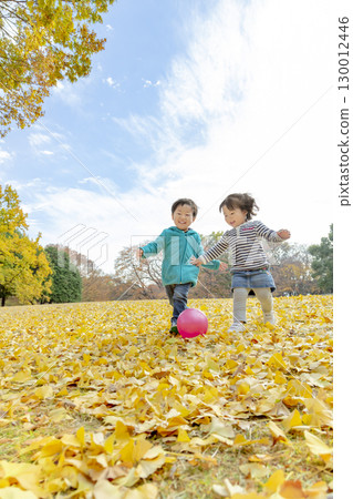 一個男孩和一個女孩在黃葉公園玩耍 130012446
