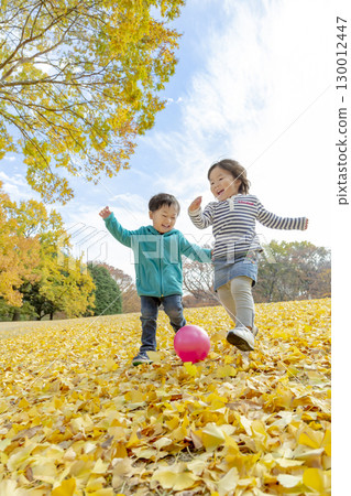 一個男孩和一個女孩在黃葉公園玩耍 一個男孩和一個女孩在黃葉公園玩耍 130012447