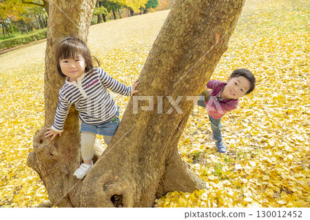 一個男孩和一個女孩在黃葉公園玩耍 130012452