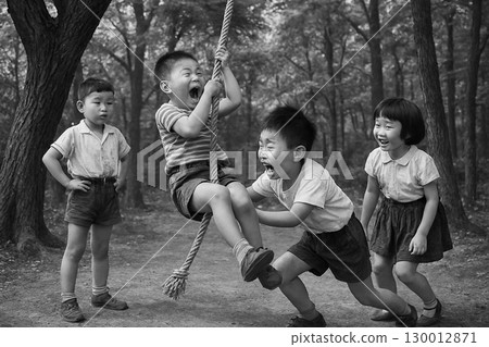 A scene from the Showa era: Children playing Tarzan 130012871