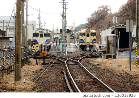 一列本地火車停靠在青森縣深浦町的深浦站 130012926