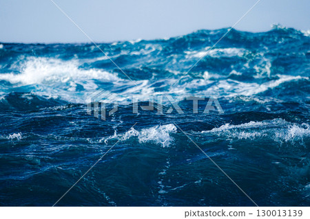 Oncoming waves seen on the coast near the Gono Line in Fukaura Town, Aomori Prefecture in winter 130013139