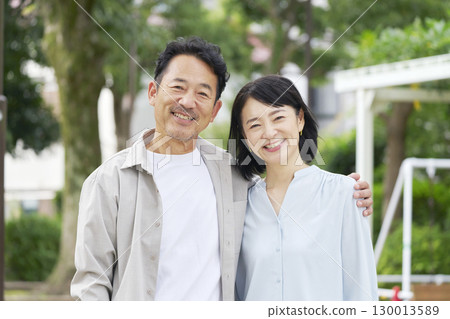 戶外中年夫妻肖像 130013589
