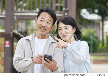 中年夫婦在戶外使用智慧型手機 130013591
