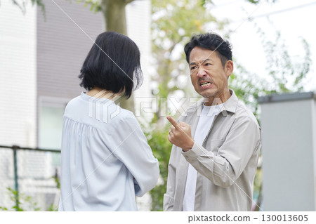 中年夫妻在戶外打架 130013605