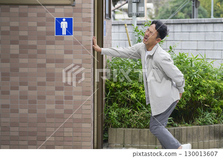 男人跑去廁所 130013607